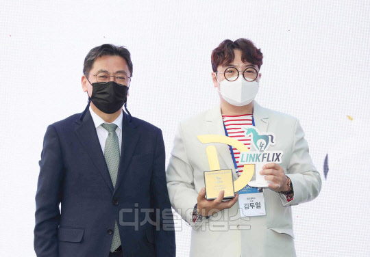 부산시장상을 수상한 링크플릭스 김두일(오른쪽) 대표와 김윤일 부산광역시 경제부시장. <사진제공=디캠프>